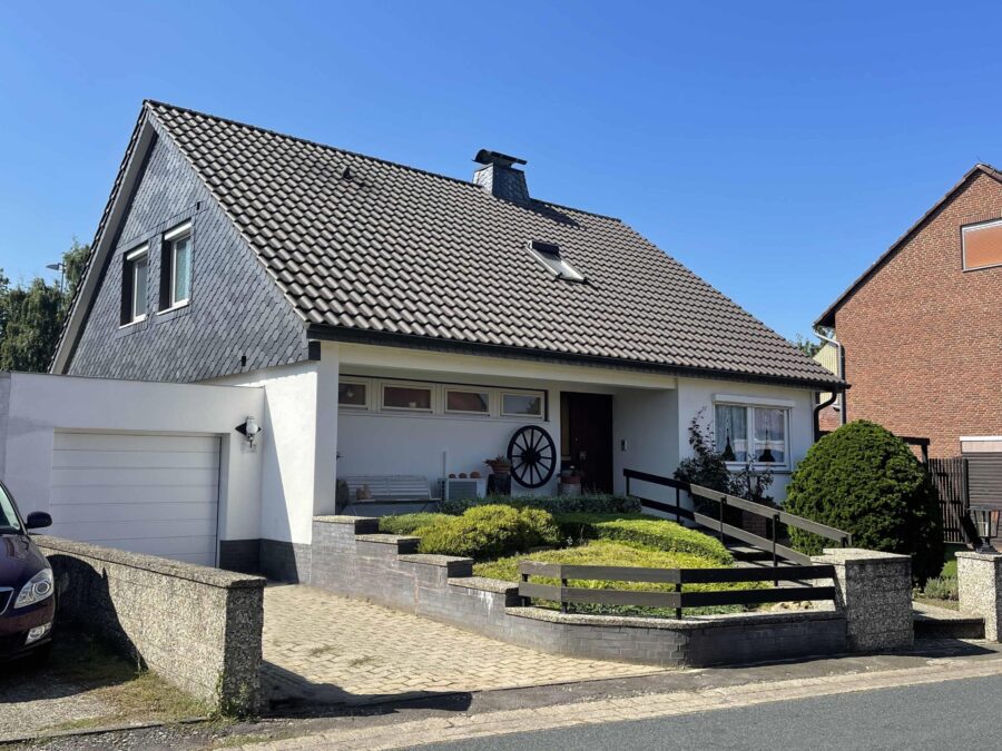 Hausansicht - Einfamilienhaus mit Vollkeller und Garage im beliebten Ortsteil Egestorf