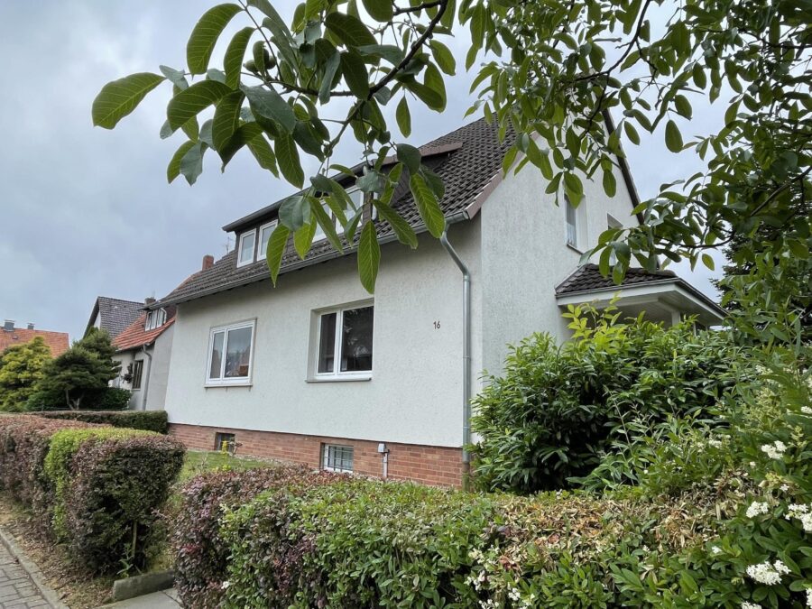 Klassisches Zweifamilienhaus mit 6 Zimmern, Vollkeller und 2 Garagen 1 Hausansicht 01 - Klassisches Zweifamilienhaus mit 6 Zimmern, Vollkeller und 2 Garagen