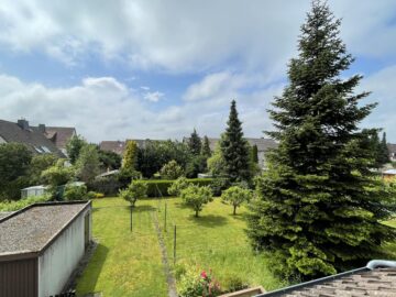Garten, Blick auf dem Küchenfe - Klassisches Zweifamilienhaus mit 6 Zimmern, Vollkeller und 2 Garagen