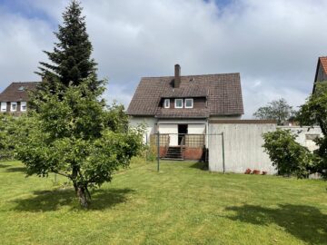 Hausansicht 02 - Klassisches Zweifamilienhaus mit 6 Zimmern, Vollkeller und 2 Garagen