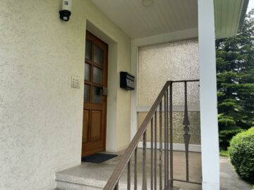 Eingangsbereich - Klassisches Zweifamilienhaus mit 6 Zimmern, Vollkeller und 2 Garagen