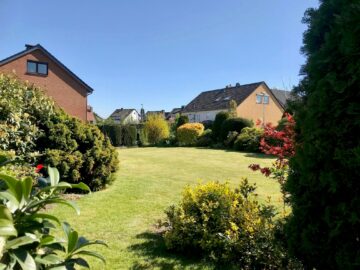 Blick in den Garten - Großzügiges Wohnhaus mit 7 Zimmern im familienfreundlichen Ortsteil Kirchdorf