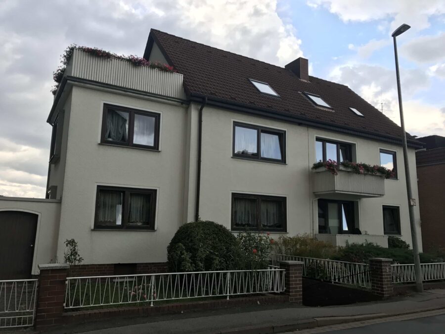 Vorderansicht - Großes Dreifamilienhaus mit fünf Garagen