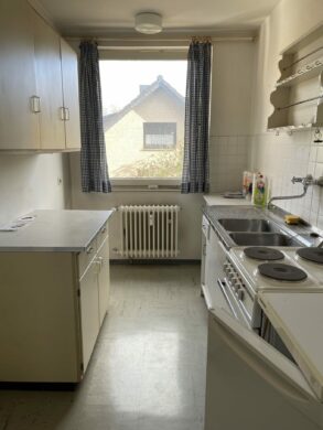 Sanierungsbedürftige ETW mit Garage in Groß-Buchholz - Küche im 1. OG