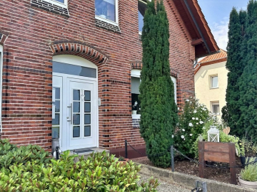 Traditionelles Backsteinhaus mit einem großen, sonnigen Grundstück in Klein Heidorn, 31515 Wunstorf, Einfamilienhaus