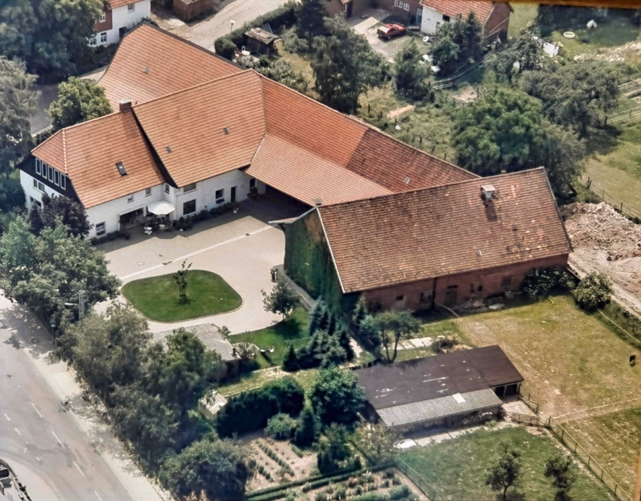 Luftaufnahme (alt) - Hohenhameln OT Bierbergen: Resthof mit großem Wohnhaus und Nebengebäuden