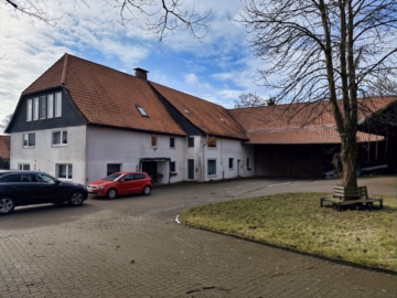 Hausansicht - Hohenhameln OT Bierbergen: Resthof mit großem Wohnhaus und Nebengebäuden