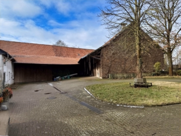 Hofansicht - Hohenhameln OT Bierbergen: Resthof mit großem Wohnhaus und Nebengebäuden