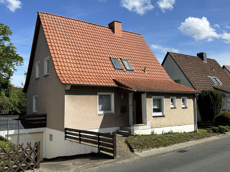 Eingangsansicht - Sarstedt: Einfamilienhaus mit Charme