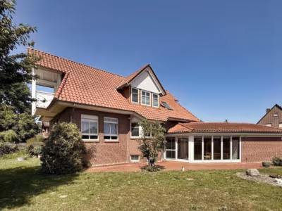 Hohenhameln OT Soßmar: Architektenhaus mit zwei Garagen, großem Wintergarten und zwei Balkonen, 31249 Hohenhameln, Einfamilienhaus