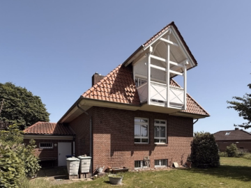 Seitenansicht - Hohenhameln OT Soßmar: Architektenhaus mit zwei Garagen, großem Wintergarten und zwei Balkonen
