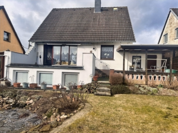 Gartenansicht - Sibbesse-Petze: Einfamilienhaus mit Garage und Keller