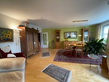 Wohnzimmer - Attraktive 3,5- bis 4-Zimmerwohnung im Hochparterre