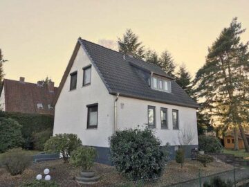 Ansicht von der Straße aus - Hambühren-Ovelgönne: Sehr gepflegtes Einfamilienhaus in ruhiger Wohnumgebung