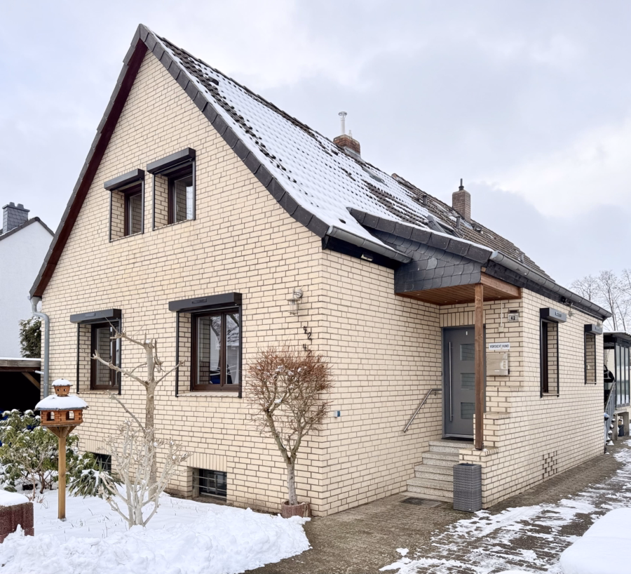 Eingangsseite - Sehr gepflegte und modernisierte DHH mit 4 Zimmern in ruhiger Sackgasse in Seelze-Lohnde ohne Garten