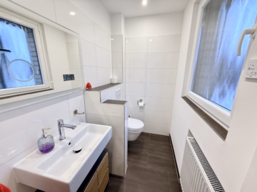 Gäste-WC im EG - Sehr gepflegte und modernisierte DHH mit 4 Zimmern in ruhiger Sackgasse in Seelze-Lohnde ohne Garten
