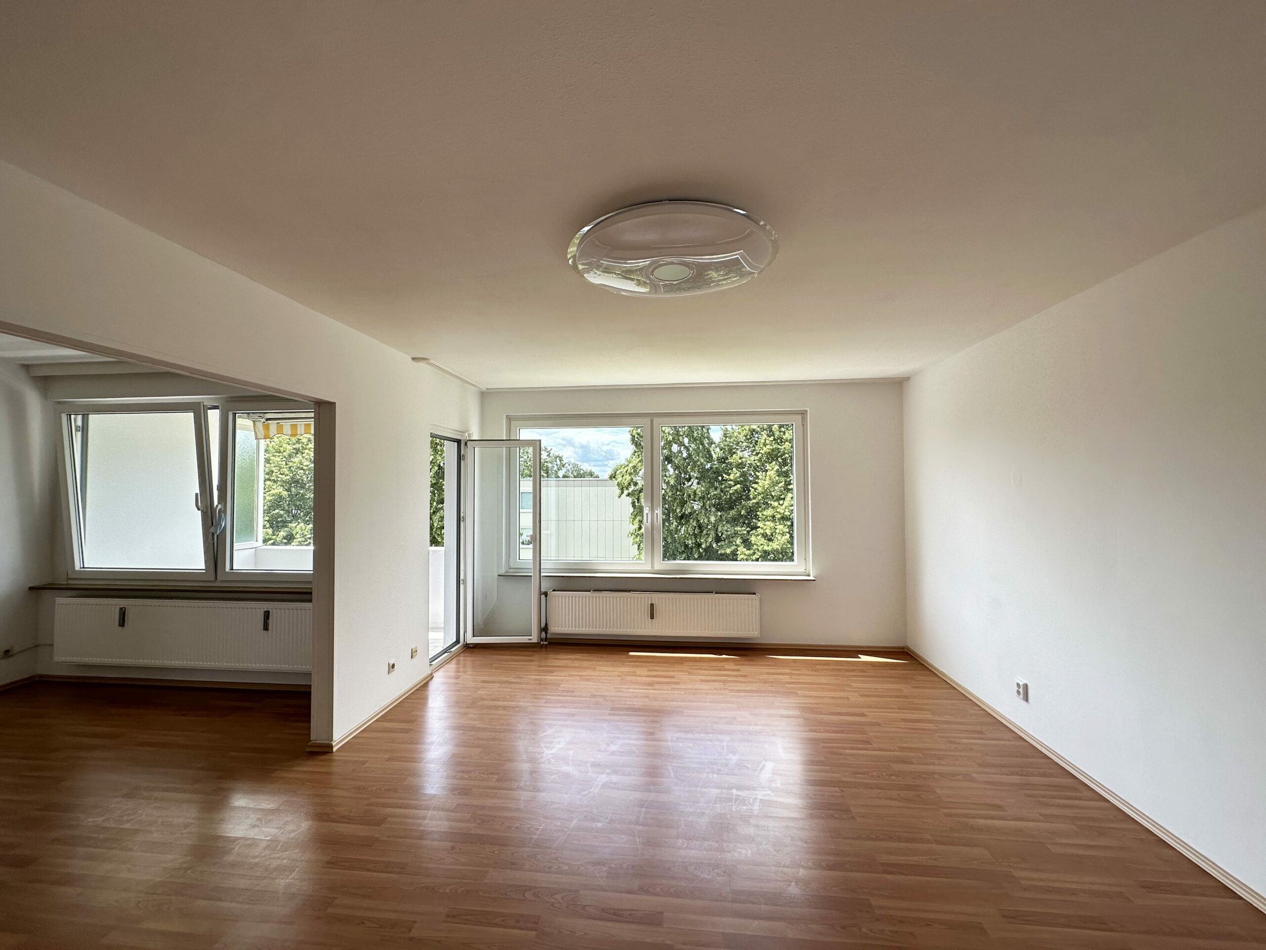 Laatzen: Modernisierte 2,5-Zimmer-Wohnung mit Loggia, 30880 Laatzen, Etagenwohnung