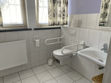 Einfamilienhaus in Sarstedt: - Gäste-WC im EG
