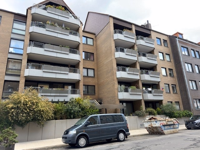 Hausansicht - Attraktive Hochparterre-Wohnung mit Gartennutzung und möglichem TG-Duplex-Stellplatz
