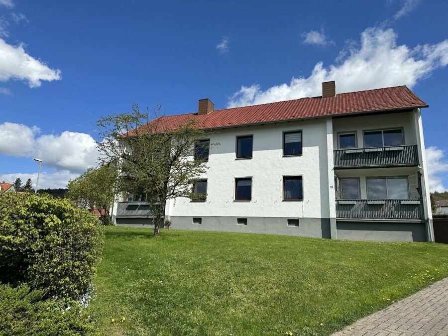 Bad Gandersheim: 4-Familienhaus mit Keller und 3 Garagen - Hausansicht