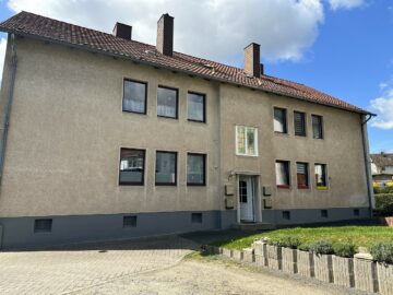Bad Gandersheim: 4-Familienhaus mit Keller und 3 Garagen - Hauseingang