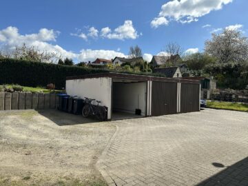 Bad Gandersheim: 4-Familienhaus mit Keller und 3 Garagen - Garagen