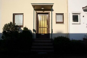 Hauseingang - Celle-Neuenhäusen: Reihenmittelhaus mit Keller und Garage auf kleinem Grundstück