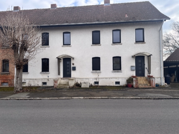 Hausansicht - Söhlde-Steinbrück: Einfamilienhaus mit Einliegerwohnung, Keller und Carport