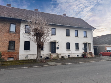 Söhlde-Steinbrück: Einfamilienhaus mit Einliegerwohnung, Keller und Carport, 31185 Söhlde, Zweifamilienhaus