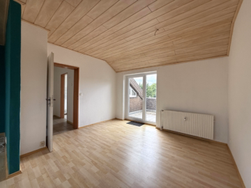 Wohn- und Esszimmer - Warum noch Miete zahlen? Helle 3-Zimmer-Dachgeschosswohnung mit Balkon und Garage in Barsinghausen