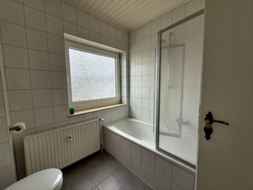 Badezimmer mit Fenster 2 - Warum noch Miete zahlen? Helle 3-Zimmer-Dachgeschosswohnung mit Balkon und Garage in Barsinghausen