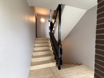 Treppenhaus - Warum noch Miete zahlen? Helle 3-Zimmer-Dachgeschosswohnung mit Balkon und Garage in Barsinghausen