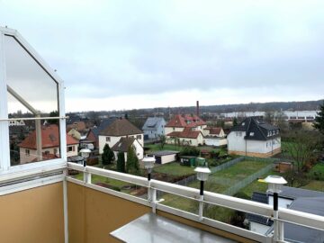 Schöne Weitsicht vom Balkon - Gut geschnittene 2-Zimmer-Eigentumswohnung im 4. OG mit Balkon in Seelze - Krumme Masch