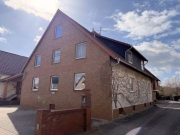 6-Familienhaus - Harsum: 2 Häuser auf einem Grundstück: Vermietetes 6-Familienhaus + Wohnhaus mit Büro und Halle