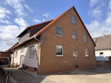 Harsum: 2 Häuser auf einem Grundstück: Vermietetes 6-Familienhaus + Wohnhaus mit Büro und Halle, 31177 Harsum, Mehrfamilienhaus