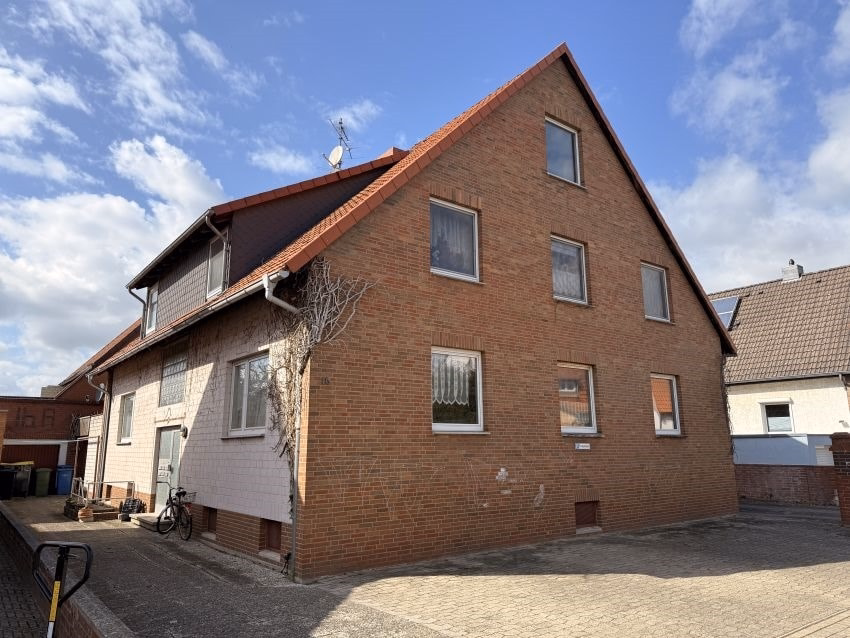 Harsum: Vermietetes 6-Familienhaus plus Wohn- und Gewerbeobjekt auf einem Grundstück, 31177 Harsum, Mehrfamilienhaus