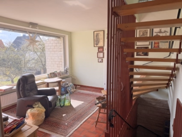 Treppenaufgang (leerstehendes Haus) - Harsum: 2 Häuser auf einem Grundstück: Vermietetes 6-Familienhaus + Wohnhaus mit Büro und Halle