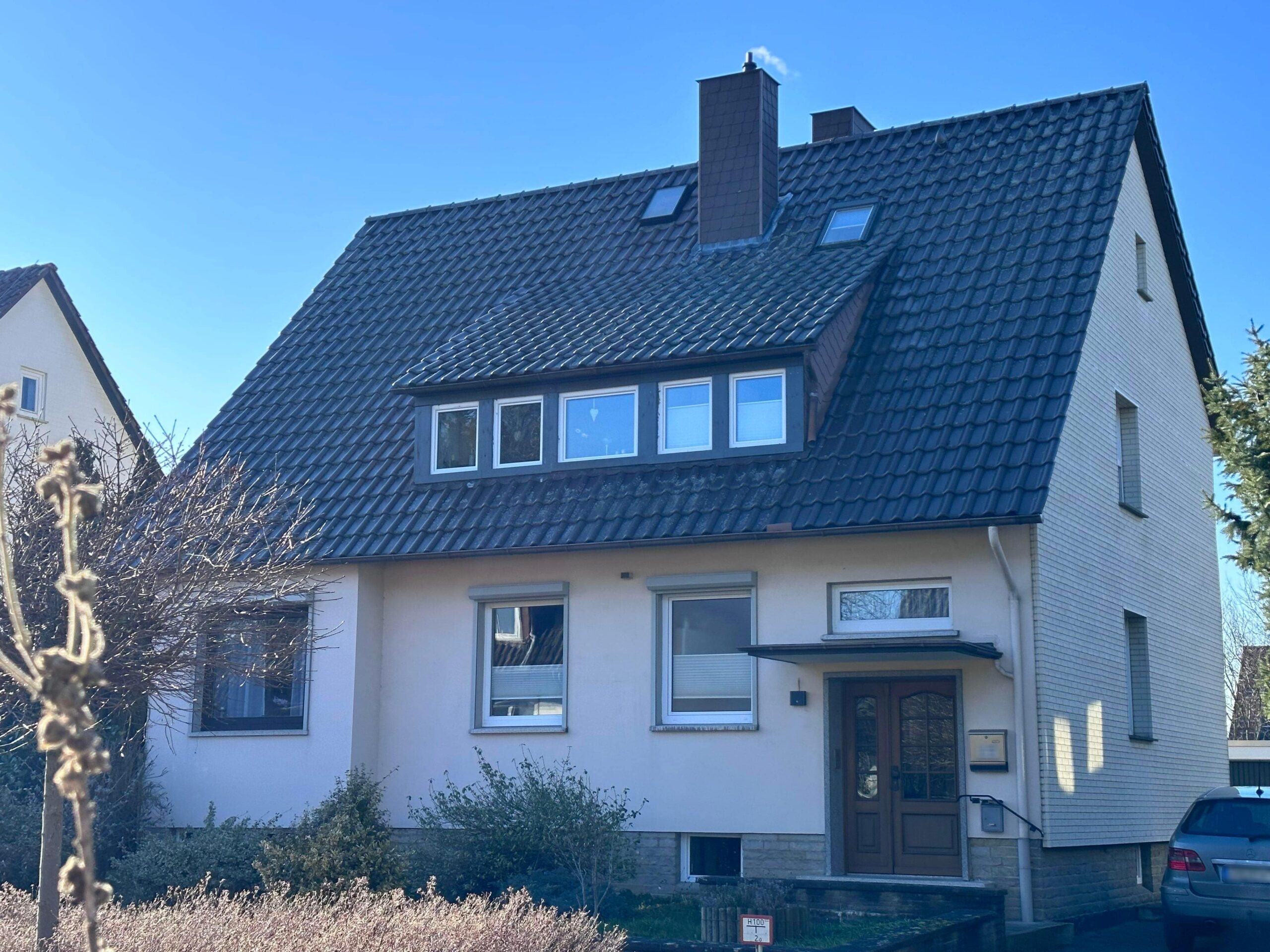 Klassisches Zweifamilienhaus mit 8 Zimmern, Vollkeller und 2 Garagen in Bad Nenndorf, 31542 Bad Nenndorf, Zweifamilienhaus