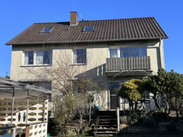 Hausansicht III - Klassisches Zweifamilienhaus mit 8 Zimmern, Vollkeller und 2 Garagen in Bad Nenndorf