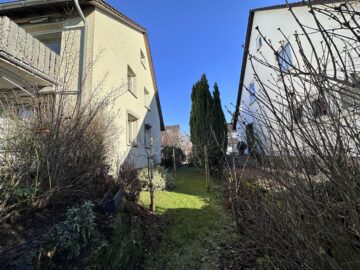 Hausansicht IV - Klassisches Zweifamilienhaus mit 8 Zimmern, Vollkeller und 2 Garagen in Bad Nenndorf