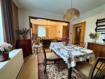 Wohn- und Esszimmer EG - Handwerker ausgepasst! Sanierungsbedürftiges Wohnhaus mit 7 Zimmern, 2 Bädern und Garage