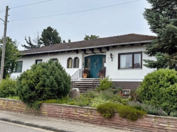 Straßenansicht - Einum: Gepflegter Winkelbungalow (Fertigbauweise) auf Erbpachtgrundstück
