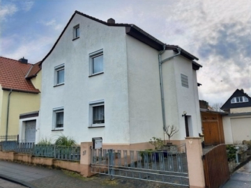 Hausansicht - Modernisierungsbedürftiges 2-Familienhaus