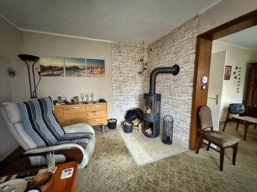 Wohnzimmer mit Kamin - Modernisierungsbedürftiges 2-Familienhaus