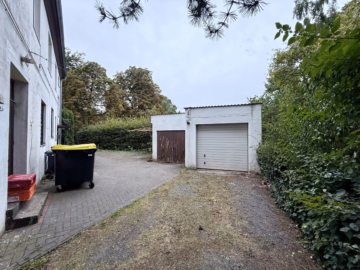 Innenhof mit Garagen - Direkt in Letter: Wohn- und Geschäftshaus mit 2 großen Wohnungen und einem Laden