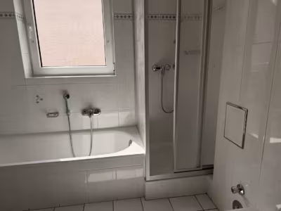 Bad mit Wanne und Dusche