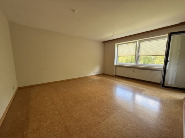 Wohnzimmer mit Zugang zur Loggia