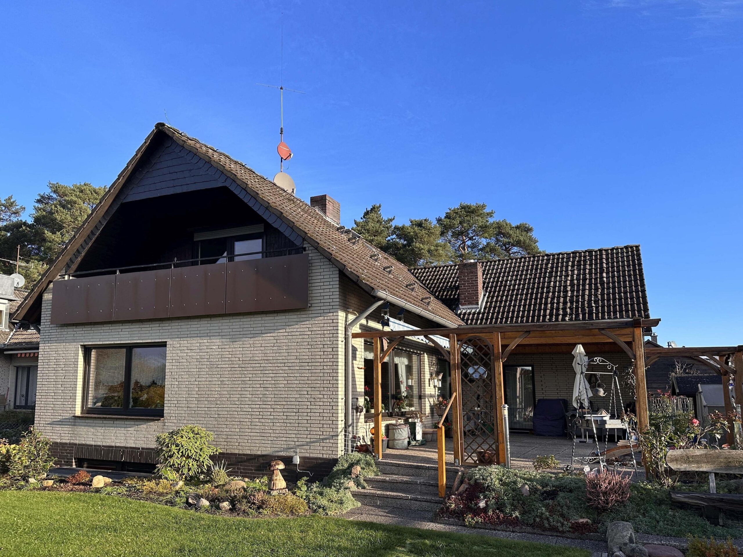 Modernisiertes Einfamilienhaus mit Einliegerwohnung auf traumhaftem Grundstück, 31303 Burgdorf, Einfamilienhaus
