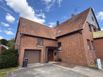 Eingangsbereich 2 Hof und Pkw-Stellplatz - Traditionelles Wohnhaus mit einem großen, sonnigen Grundstück in Haste