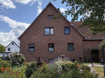 Hausrückseite - Traditionelles Wohnhaus mit einem großen, sonnigen Grundstück in Haste